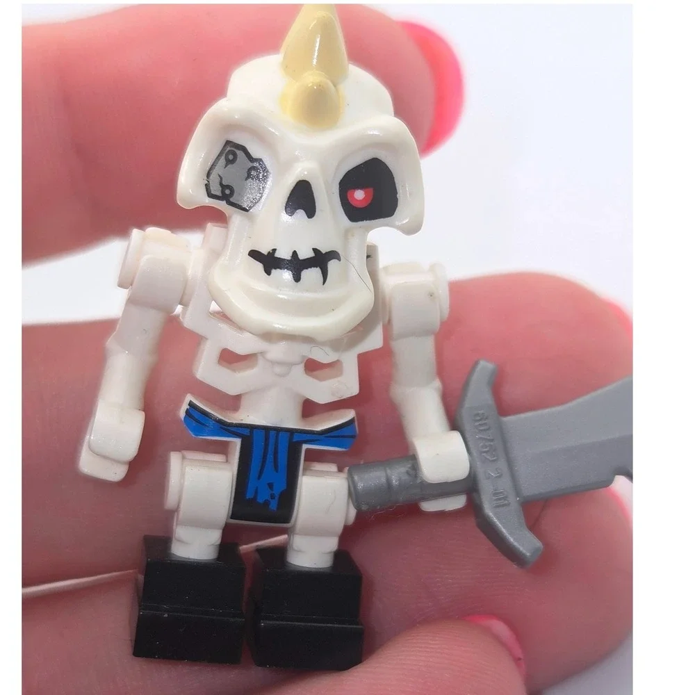 LEGO Ninjago Nuckal Skulkin Skeleton Minifigure Gray Sword Incomplete